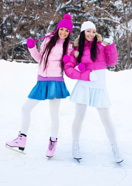 Két lány korcsolyázás — Stock Fotó