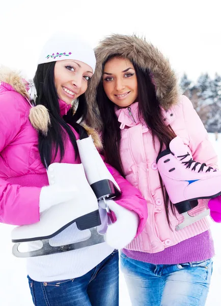 Buz pateni iki kız go — Stok fotoğraf