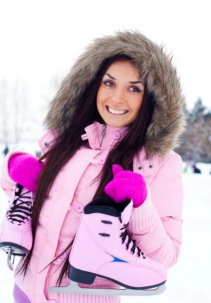 Chica va a patinar sobre hielo —  Fotos de Stock
