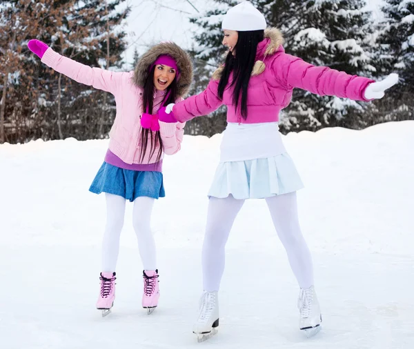 두 여자 아이스 스케이팅 — 스톡 사진