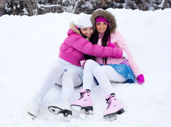 Girls going to ice skate — Stock Photo, Image