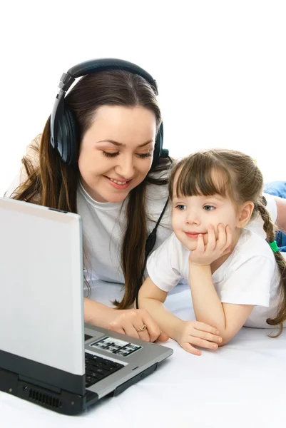 Maother and daughter with a laptop — Stock Photo, Image