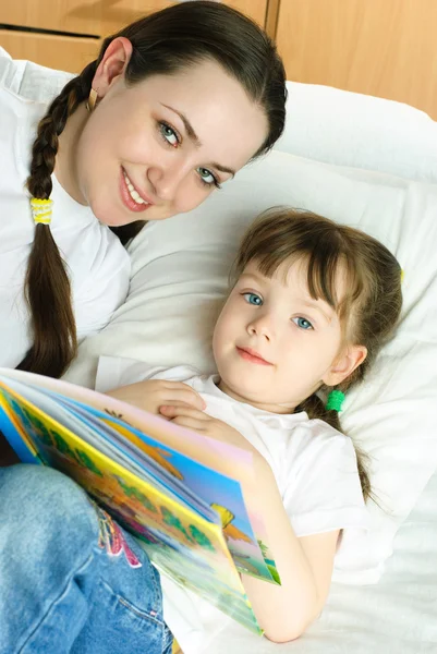 Mãe e filha lendo — Fotografia de Stock