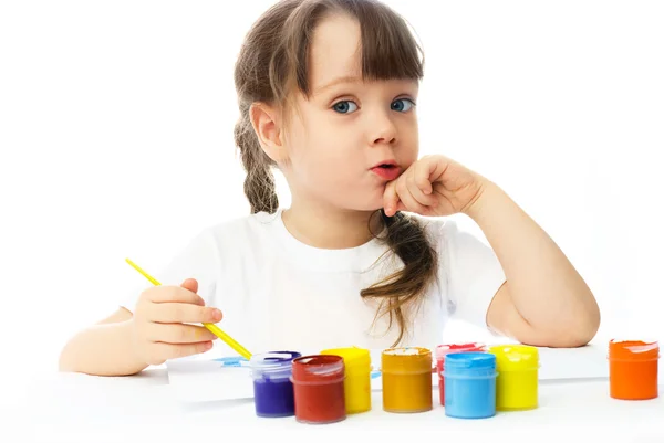 小女孩用水彩绘画绘画 — 图库照片