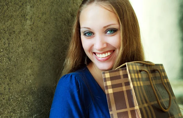 Chica con una bolsa de compras — Foto de Stock