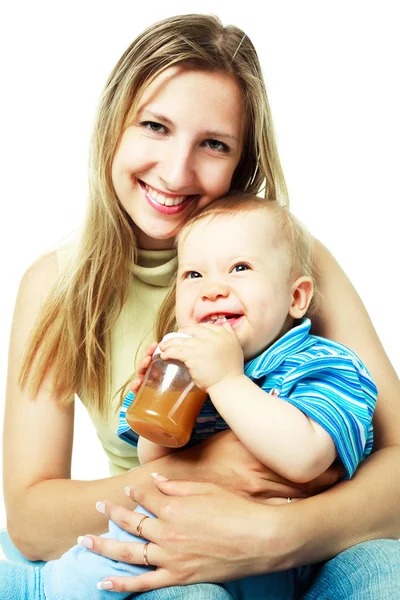 Mãe alimentando um bebê — Fotografia de Stock
