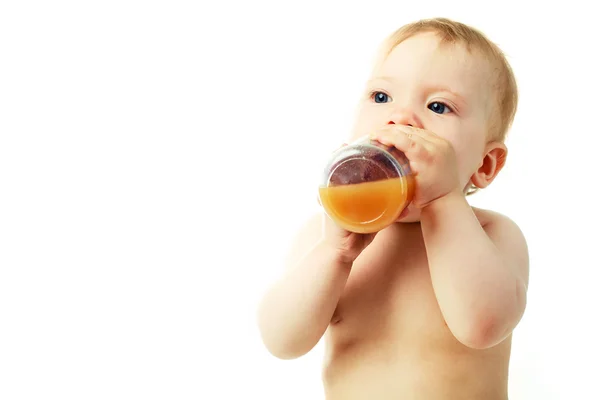 Bambino che beve succo — Foto Stock