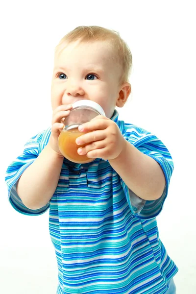 婴儿喝果汁 — 图库照片