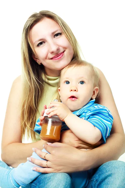 Moeder voedt een baby — Stockfoto