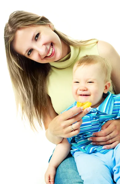 Mutter füttert ein Baby — Stockfoto