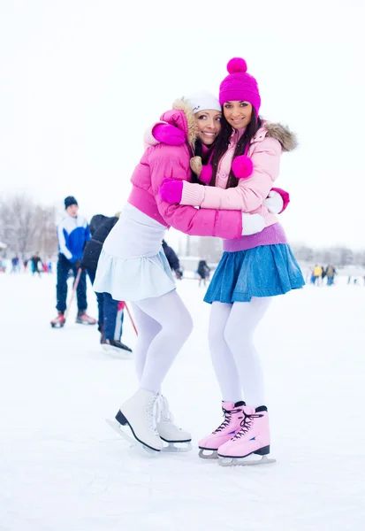 Zwei Mädchen Schlittschuhlaufen lizenzfreie Stockfotos