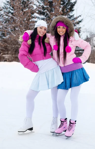 Zwei Mädchen Schlittschuhlaufen Stockfoto