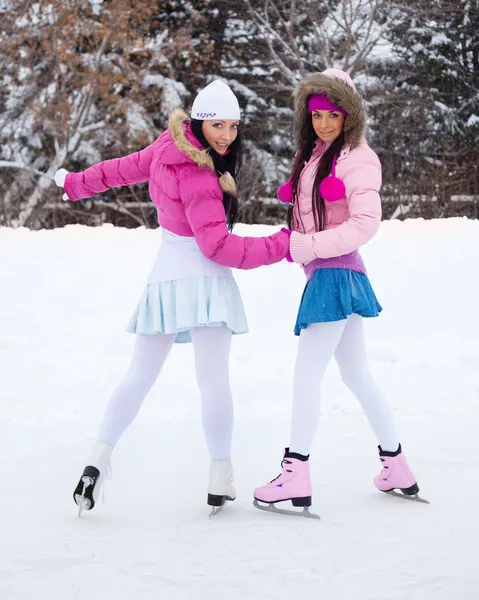 两个女孩滑冰 免版税图库图片