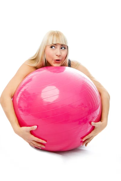 Genç sarışın bir kadın fitness topu kucaklayan — Stok fotoğraf