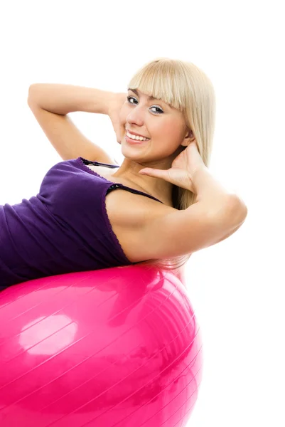 Mulher bonita com uma bola de fitness — Fotografia de Stock