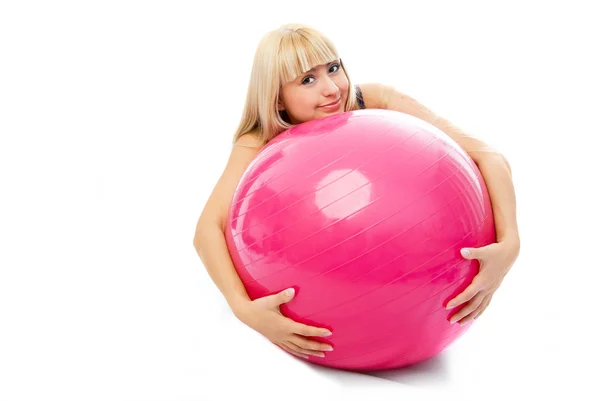 Menina loira bonita abraçando uma bola de fitness — Fotografia de Stock