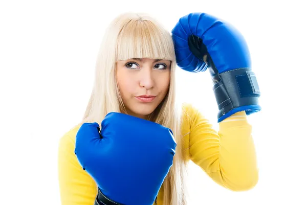 年轻女子戴着拳击手套 — 图库照片
