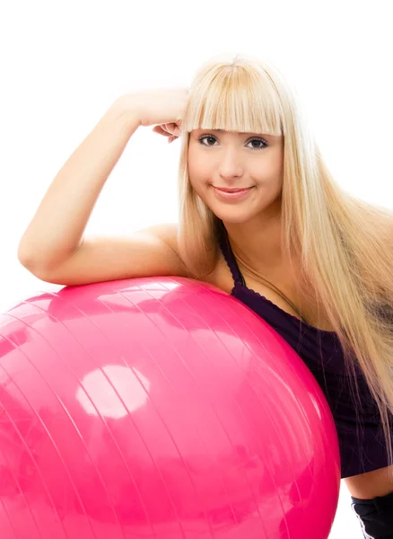 Krásná žena s fitness míč — Stock fotografie