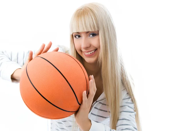 Veselá dívka hází míč na basketbal — Stock fotografie