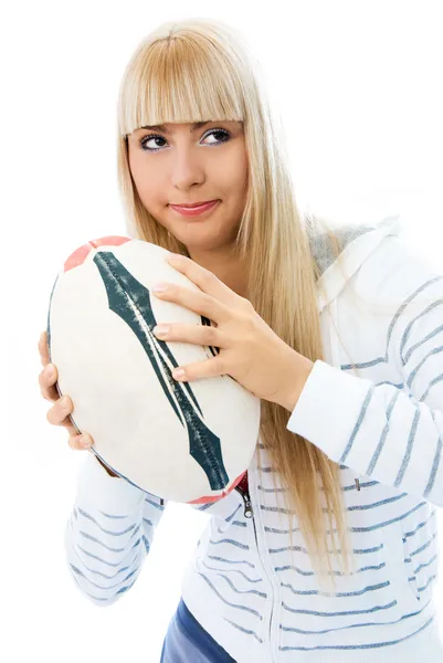 Красива концентрована дівчина з м'ячем — стокове фото