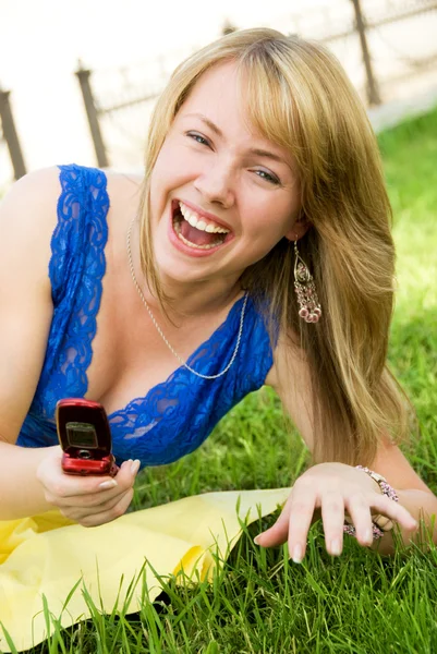 Menina com um celular — Fotografia de Stock