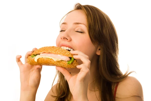 Mladá žena jíst hot-dog — Stock fotografie