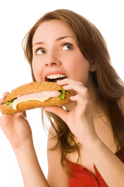 Mladá žena jíst hot dog — Stock fotografie