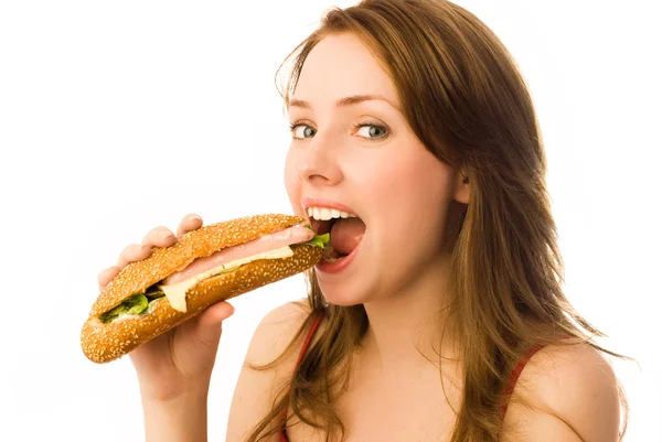 Krásná dívka jíst hot dog — Stock fotografie