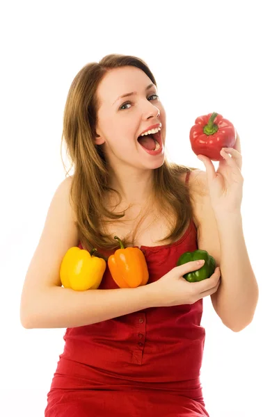 Schöne Frau isst Paprika — Stockfoto