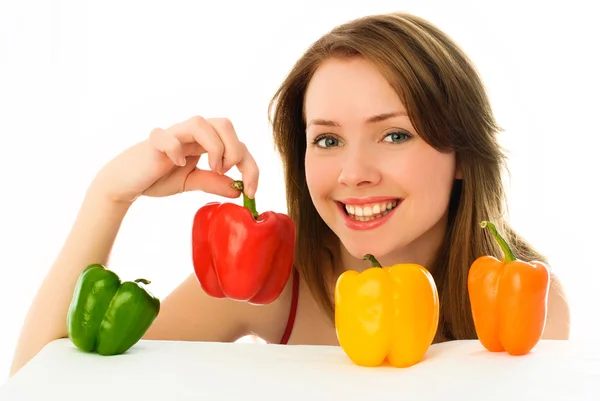 Όμορφη νεαρή γυναίκα με πιπεριές — Φωτογραφία Αρχείου