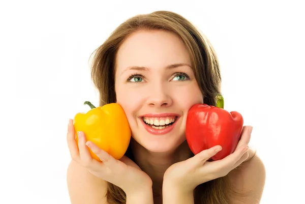 Όμορφα ευτυχισμένη γυναίκα με πιπεριές — Φωτογραφία Αρχείου