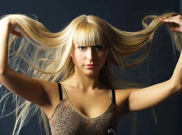 Jovem mulher com cabelo loiro longo luxuoso — Fotografia de Stock