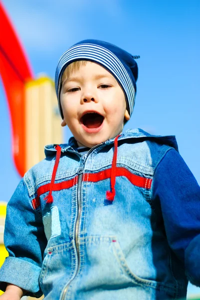 Rapaz feliz outddor — Fotografia de Stock