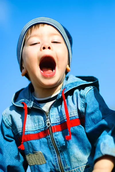 Criança gritando outddor — Fotografia de Stock