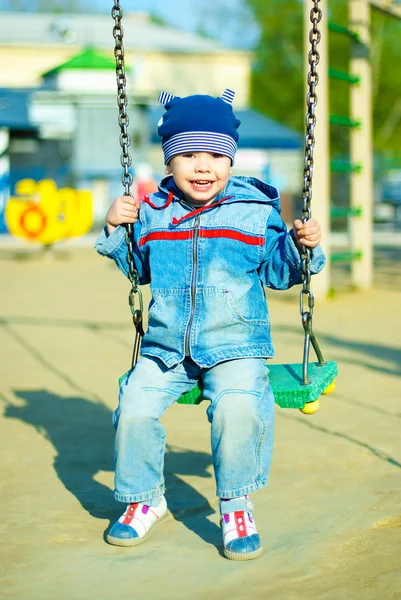 Roztomilý chlapec venkovní — Stock fotografie