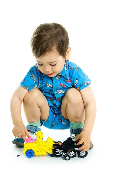Küçük çocuk oyuncaklarla oynuyor. — Stok fotoğraf