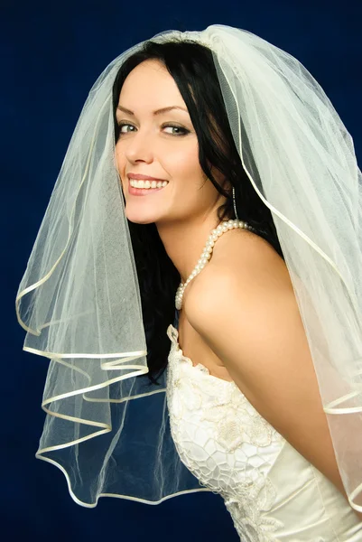 美しいブルネットの花嫁 — ストック写真