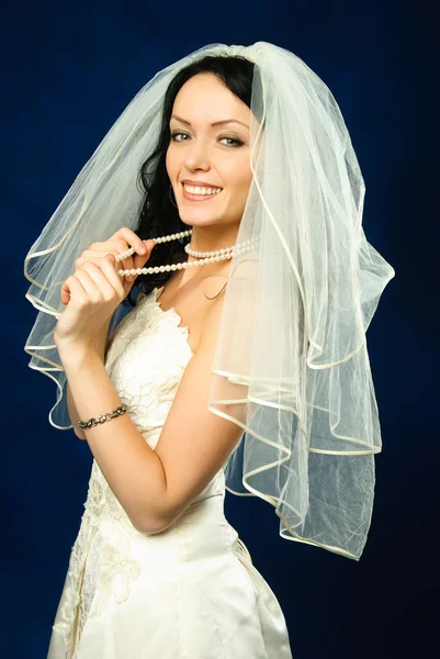 Krásná bruneta nevěsta s perlami — Stock fotografie