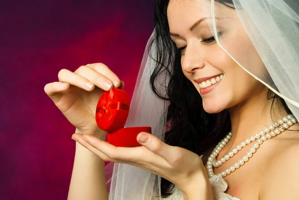 Brunette noiva olhando para o anel de casamento — Fotografia de Stock