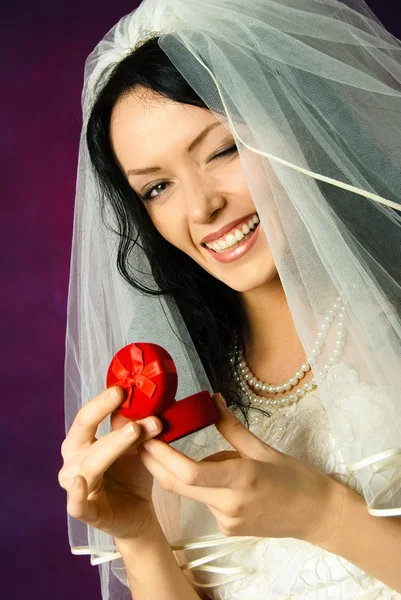 Όμορφα ευτυχισμένη νύφη κρατώντας ένα γαμήλιο δαχτυλίδι — Φωτογραφία Αρχείου