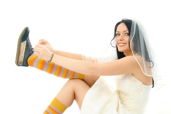 Glückliche Braut zieht Sportschuhe an — Stockfoto