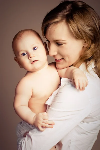 Mãe feliz com seu bebê — Fotografia de Stock