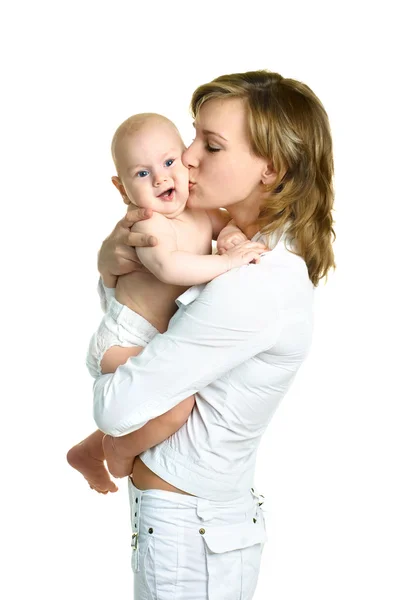 Mãe feliz beijando seu bebê — Fotografia de Stock