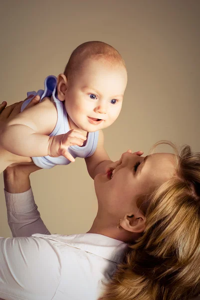 Gelukkig moeder met haar baby — Stockfoto