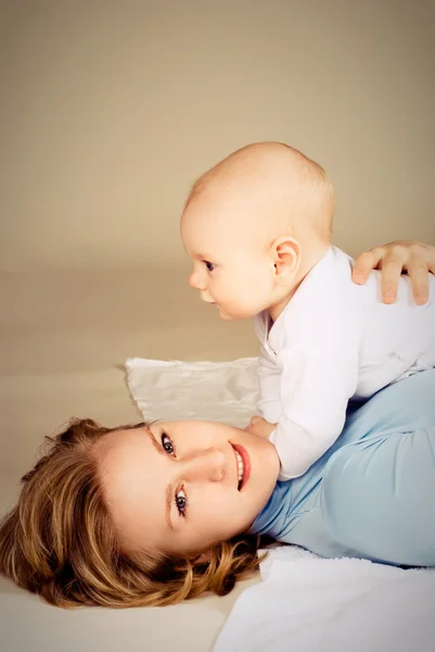 Felice madre con il suo bambino — Foto Stock