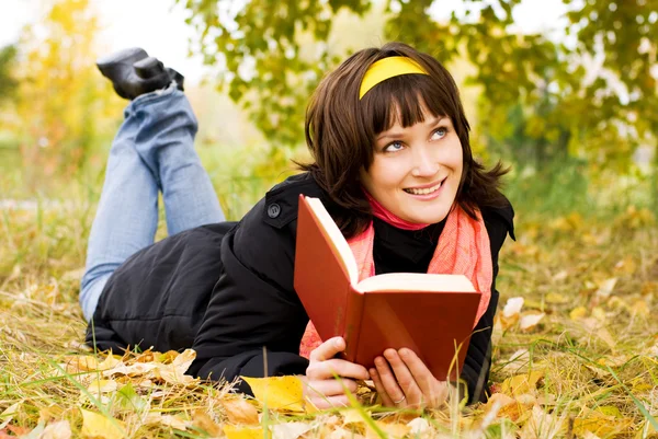 Mutlu kız kitap okuma — Stok fotoğraf