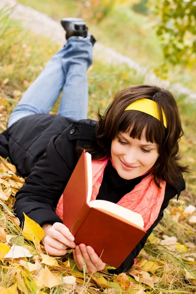 Όμορφο κορίτσι, διαβάζοντας ένα βιβλίο — Φωτογραφία Αρχείου