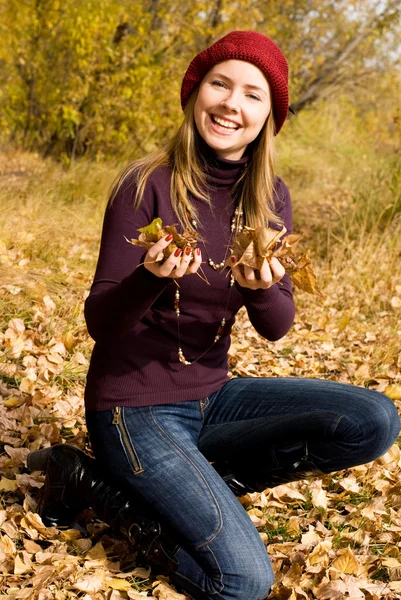Schattige lachende meisje in het park — Stockfoto