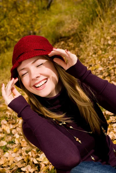 Śmiejąca się dziewczyna w parku — Zdjęcie stockowe