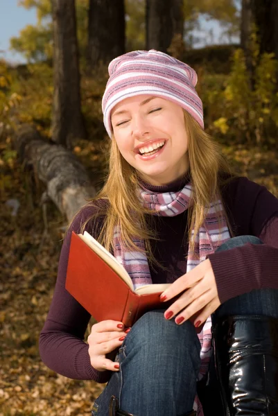 笑的女孩拿着一本书 — 图库照片